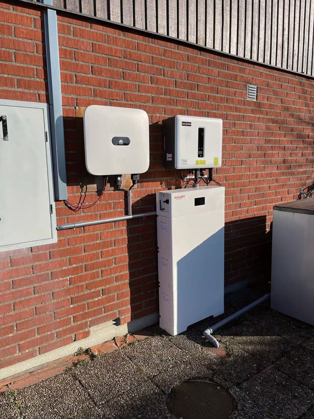 SunESS H & Solinteg 10kW/15kWh BESS stackable system for residential building in Sweden - Image 1